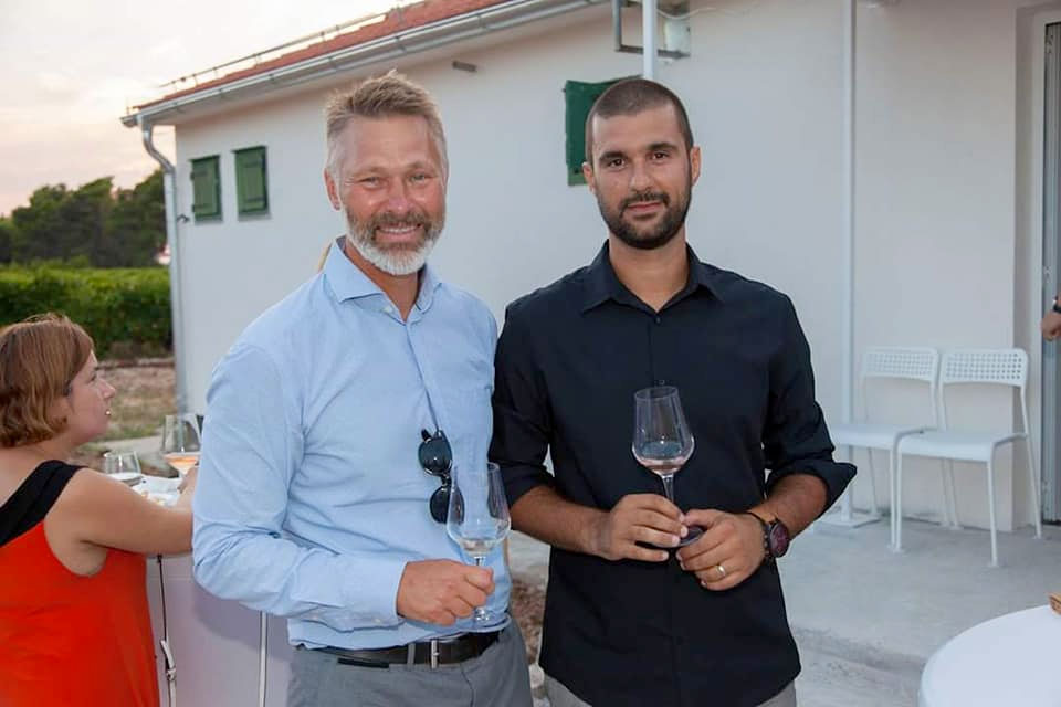 Robert Karlsson (vänster), chef för Testament Winery och Juraj Sladic (höger), guldmedalj vinnande vinmakare av Testament Babic vin