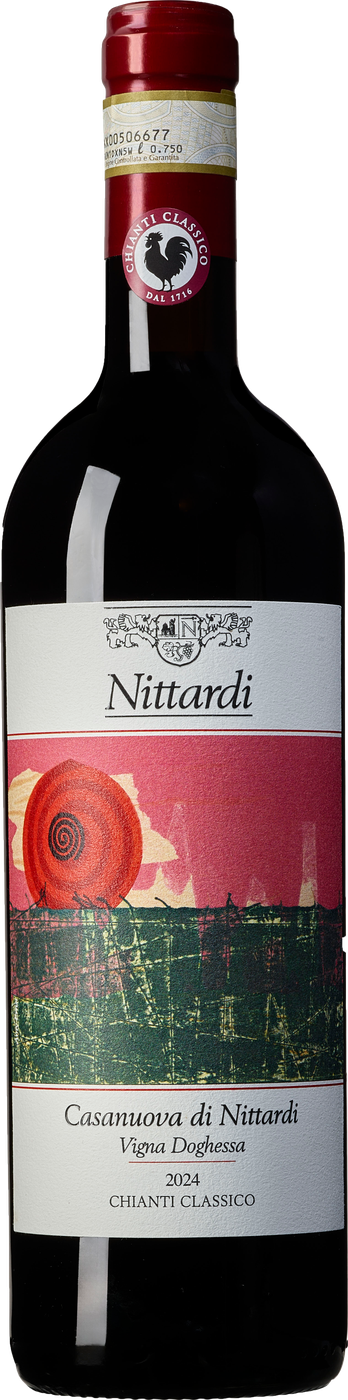 Flaskan är mörk och har röd kapsel, en halsetikett för Chianti Classico med en svart tupp och en vit etikett med texten Nittardi, en färgstark konstbild i rosa och grönt med en röd sol samt texten Casanuova di Nittardi, Vigna Doghessa, 2024 och Chianti Classico. Casanuova di Nittardi Vigna Doghessa, flaska. Flaskan är mörk och har röd kapsel, en halsetikett för Chianti Classico med en svart tupp och en vit etikett med texten Nittardi, en färgstark konstbild i rosa och grönt med en röd sol samt texten Casanuova di Nittardi, Vigna Doghessa, 2024 och Chianti Classico.