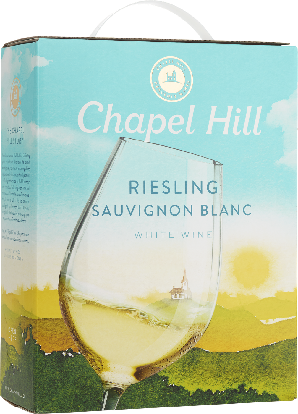 Ljusblå och grön kartongbox med bärhandtag, texten Chapel Hill och ett glas vitt vin framför en gul sol. Chapel Hill Riesling Sauvignon Blanc, bag-in-box. Ljusblå och grön kartongbox med bärhandtag, texten Chapel Hill och ett glas vitt vin framför en gul sol.