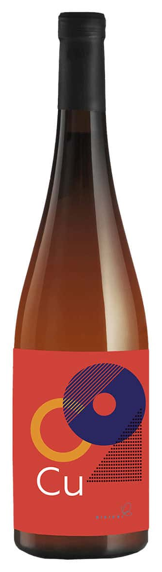 Flaskan är av brunaktigt glas med svart kapsel och en röd etikett med ett stort vitt Cu, en orange ring, en mörkblå cirkel och en liten Bikicki-logga längst ned. CU Bikicki, flaska. Flaskan är av brunaktigt glas med svart kapsel och en röd etikett med ett stort vitt Cu, en orange ring, en mörkblå cirkel och en liten Bikicki-logga längst ned.