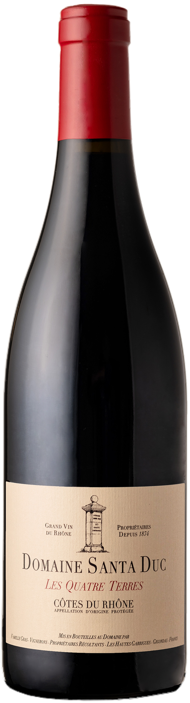 Flaska med rött kapsyl och ljus etikett med texten Domaine Santa Duc Les Quatre Terres, Côtes du Rhône. Domaine Santa Duc Les Quatre Terres, flaska. Flaska med rött kapsyl och ljus etikett med texten Domaine Santa Duc Les Quatre Terres, Côtes du Rhône.