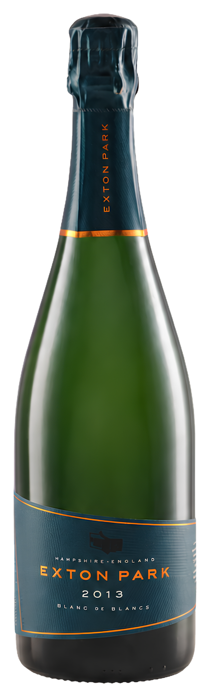 Flaskan är av mörkgrönt glas med en mörkblå kapsel och halsetikett med orange text och en orange rand, och en mörkblå etikett med orange kant och texten Hampshire-England, Exton Park, 2013 och Blanc de Blancs. Exton Park Blanc de Blancs, flaska. Flaskan är av mörkgrönt glas med en mörkblå kapsel och halsetikett med orange text och en orange rand, och en mörkblå etikett med orange kant och texten Hampshire-England, Exton Park, 2013 och Blanc de Blancs.