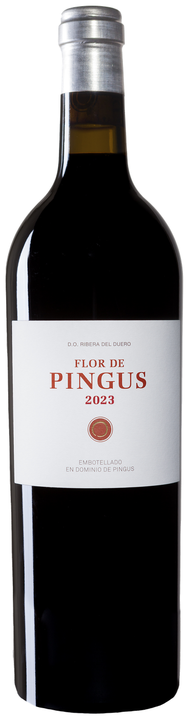 Flaskan är mörk och har silverfärgad kapsel och en vit etikett med texten D.O. Ribera del Duero, Flor de Pingus i rött och 2023, ett rött sigill och texten Embotellado en Dominio de Pingus. Flor de Pingus, flaska. Flaskan är mörk och har silverfärgad kapsel och en vit etikett med texten D.O. Ribera del Duero, Flor de Pingus i rött och 2023, ett rött sigill och texten Embotellado en Dominio de Pingus.