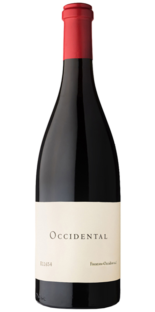 Mörk flaska med röd kapsyl och ljus etikett med texten Occidental och, i mindre stil, Freestone-Occidental. Freestone Occidental Wines, flaska. Mörk flaska med röd kapsyl och ljus etikett med texten Occidental och, i mindre stil, Freestone-Occidental.