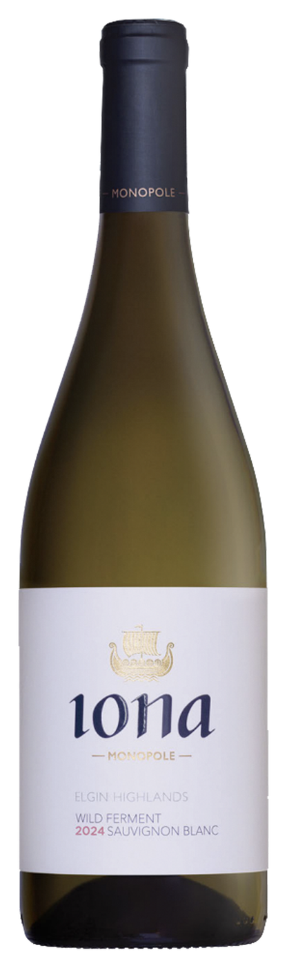 Flaskan är oliv-grön med svart halskapsyl märkt Monopole och en vit etikett med vikingaskepp i guld, namnet iona och texten Elgin Highlands Wild Ferment 2024 Sauvignon Blanc. Iona Wines Wild Ferment Sauvignon Blanc, flaska. Flaskan är oliv-grön med svart halskapsyl märkt Monopole och en vit etikett med vikingaskepp i guld, namnet iona och texten Elgin Highlands Wild Ferment 2024 Sauvignon Blanc.