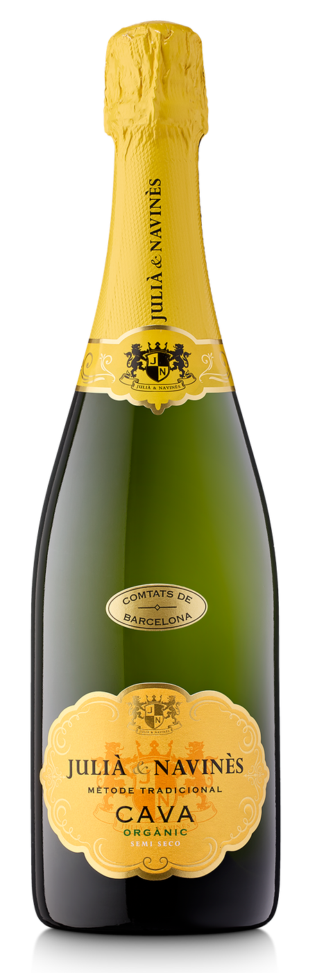 Grön flaska med guldfärgad folie, en gul halsetikett med svart text och en rund gul etikett med texten Cava Orgànic, champagnekork. Julià & Navinès Cava Organic Semi Seco, flaska. Grön flaska med guldfärgad folie, en gul halsetikett med svart text och en rund gul etikett med texten Cava Orgànic, champagnekork.