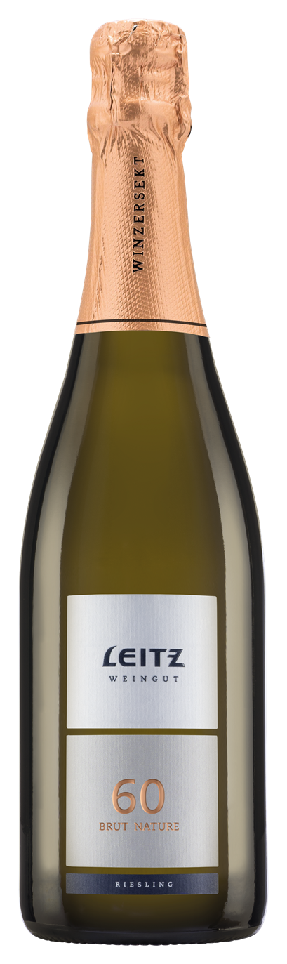 Flaska med kopparfärgad kapsyl och silvriga etiketter med texten Leitz Weingut, 60 Brut Nature och Riesling. Leitz 60 Brut Nature, flaska. Flaska med kopparfärgad kapsyl och silvriga etiketter med texten Leitz Weingut, 60 Brut Nature och Riesling.