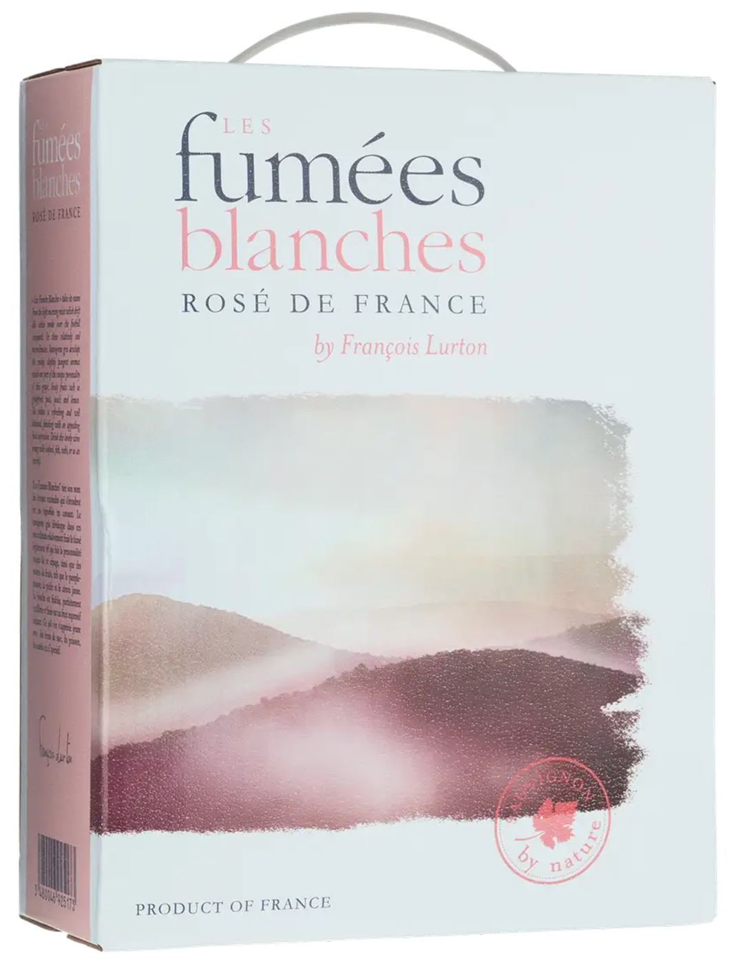 Ljusblå kartongbox med bärhandtag och en suddig landskapsmålning i rosa, samt texten Les Fumées Blanches Rosé de France by François Lurton. Les Fumées Blanches Rosé, bag-in-box. Ljusblå kartongbox med bärhandtag och en suddig landskapsmålning i rosa, samt texten Les Fumées Blanches Rosé de France by François Lurton.