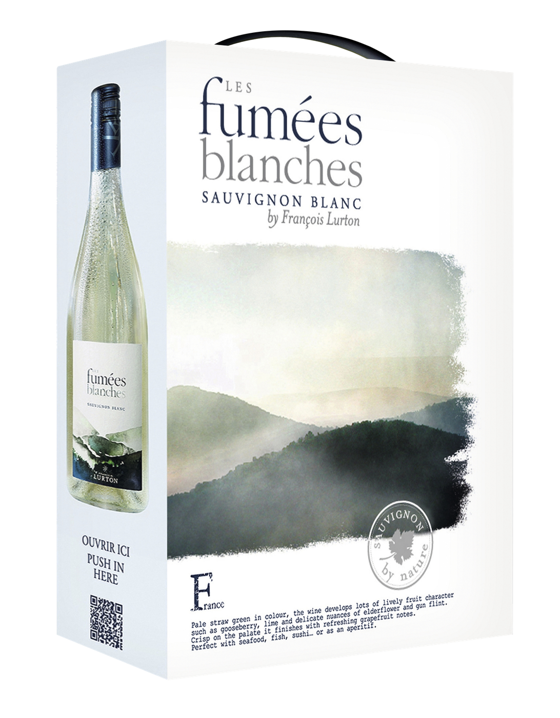 Vit kartongbox med bärhandtag, en flaska och en suddig landskapsmålning i grått, samt texten Les Fumées Blanches Sauvignon Blanc. Les Fumées Blanches Sauvignon Blanc, bag-in-box. Vit kartongbox med bärhandtag, en flaska och en suddig landskapsmålning i grått, samt texten Les Fumées Blanches Sauvignon Blanc.