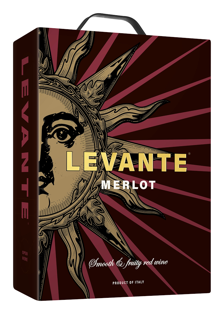 Mörkröd vinbox med en gyllene sol med ansikte och texten Levante Merlot i gult och vitt. Levante Merlot, bag-in-box. Mörkröd vinbox med en gyllene sol med ansikte och texten Levante Merlot i gult och vitt.