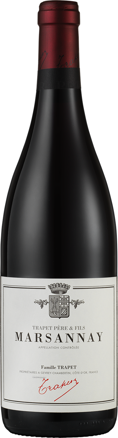 Flaskan är mörk med mörkröd kapsel med en svart rand under och en vit etikett med ett vapen och texten Trapet Père & Fils, Marsannay, Appellation Contrôlée och Famille Trapet samt en röd signatur. Marsannay Rouge, flaska. Flaskan är mörk med mörkröd kapsel med en svart rand under och en vit etikett med ett vapen och texten Trapet Père & Fils, Marsannay, Appellation Contrôlée och Famille Trapet samt en röd signatur.