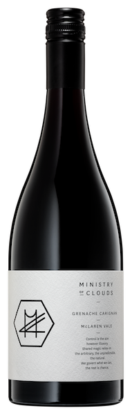 Flaska av mörkt glas med svart kapsyl och en ljus etikett med Ministry of Clouds hexagonlogga. Ministry of Clouds Grenache Carignan, flaska. Flaska av mörkt glas med svart kapsyl och en ljus etikett med Ministry of Clouds hexagonlogga.