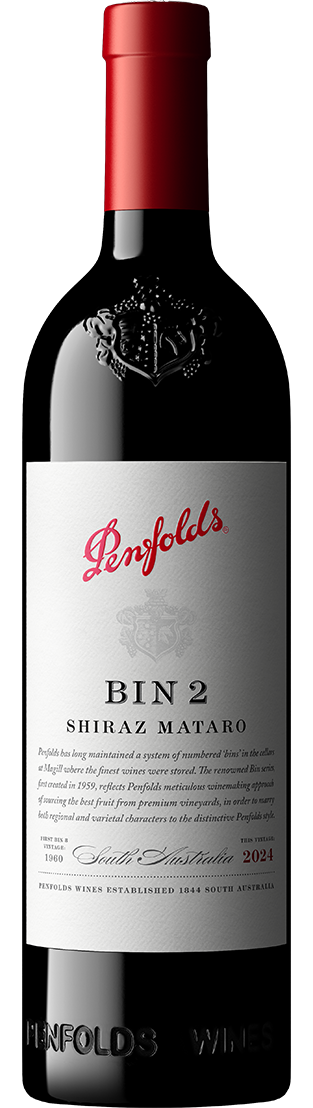 Flaska med mörkt glas, röd kapsyl och en vit etikett med texten Penfolds Bin 2 Shiraz Mataro, South Australia 2024. Penfolds Bin 2 Shiraz Mataro, flaska. Flaska med mörkt glas, röd kapsyl och en vit etikett med texten Penfolds Bin 2 Shiraz Mataro, South Australia 2024.