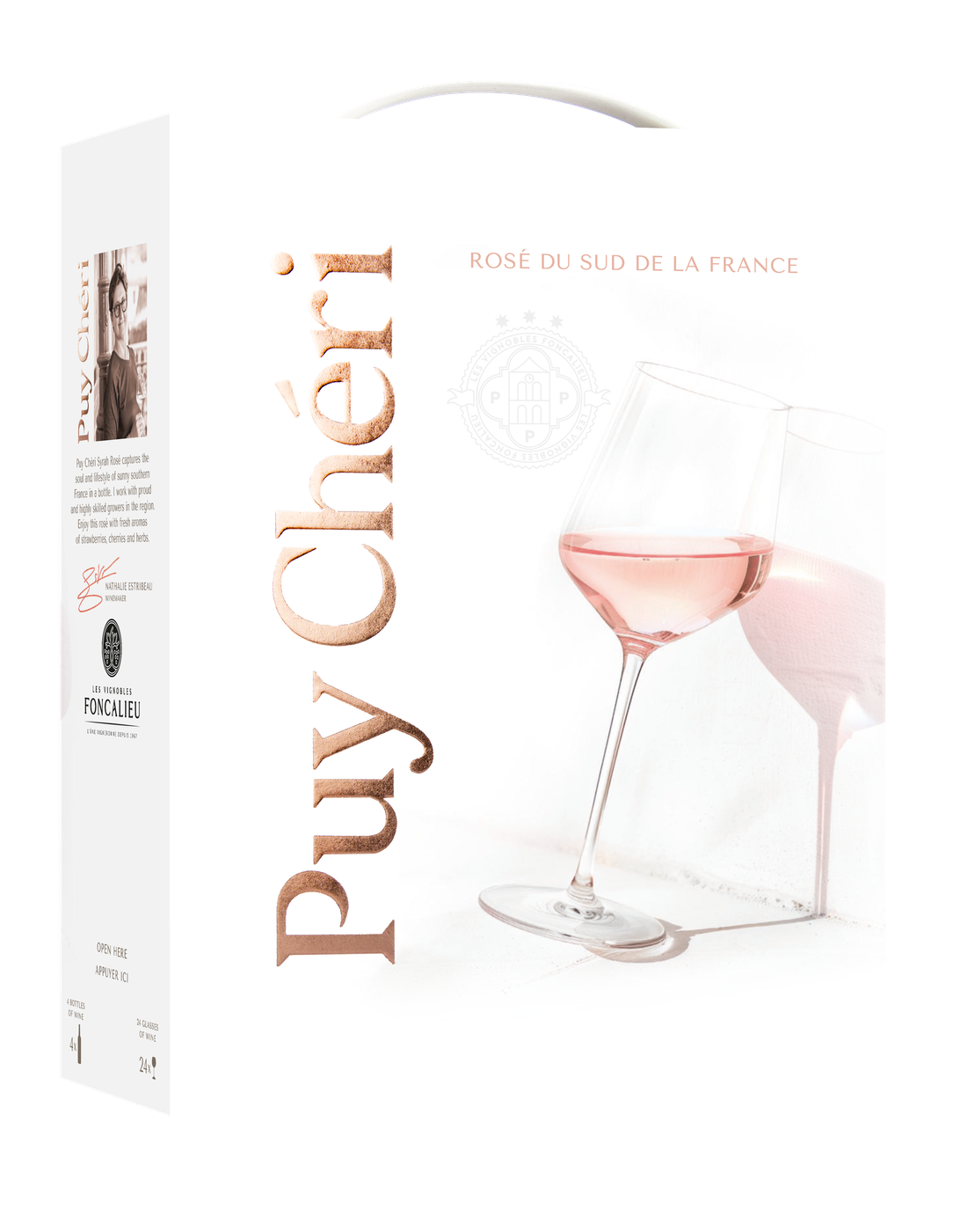 Vit kartongbox med bärhandtag, ett glas roséfärgat vin och texten Puy Chéri i koppartonad skrift. Puy Chéri Syrah Rosé, bag-in-box. Vit kartongbox med bärhandtag, ett glas roséfärgat vin och texten Puy Chéri i koppartonad skrift.