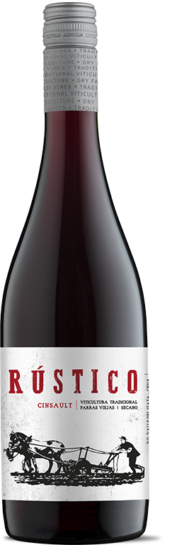 Flaskan är av mörkt glas och har silverfärgad skruvkapsel och en vit etikett med texten Rústico i rött och en svartvit teckning av en häst som drar en plog. Rústico Cinsault, flaska. Flaskan är av mörkt glas och har silverfärgad skruvkapsel och en vit etikett med texten Rústico i rött och en svartvit teckning av en häst som drar en plog.