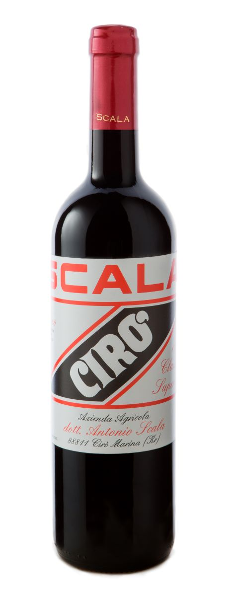 Flaska med mörkrött vin, röd kapsyl med texten Scala och en vit etikett med röd SCALA-text och en svart diagonal banderoll med ordet Cirò. Scala Cirò Rosso, flaska. Flaska med mörkrött vin, röd kapsyl med texten Scala och en vit etikett med röd SCALA-text och en svart diagonal banderoll med ordet Cirò.