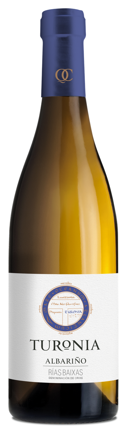 Flaskan är av klart glas och har en mörkblå kapsel med initialerna QC och en vit etikett med texten Turonia, Albariño och Rías Baixas, Denominación de Orixe samt ett runt blått sigill med orange text. Turonia Albariño, flaska. Flaskan är av klart glas och har en mörkblå kapsel med initialerna QC och en vit etikett med texten Turonia, Albariño och Rías Baixas, Denominación de Orixe samt ett runt blått sigill med orange text.