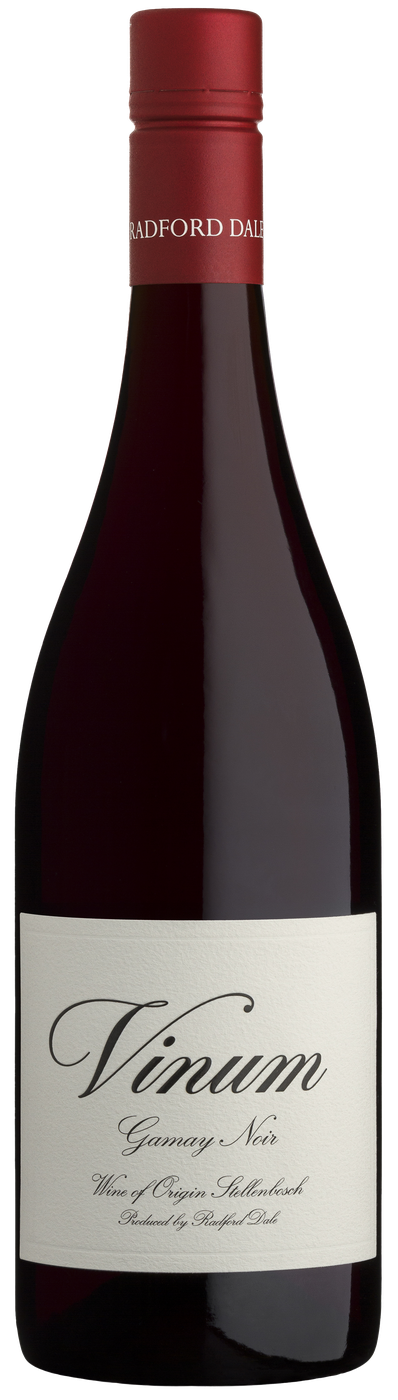Flaskan är mörkt rödaktig med röd kapsel, en ljus etikett med texten Vinum i stor kursiv stil, Gamay Noir och Wine of Origin Stellenbosch, samt Radford Dale på halsen. Vinum Gamay Noir, flaska. Flaskan är mörkt rödaktig med röd kapsel, en ljus etikett med texten Vinum i stor kursiv stil, Gamay Noir och Wine of Origin Stellenbosch, samt Radford Dale på halsen.