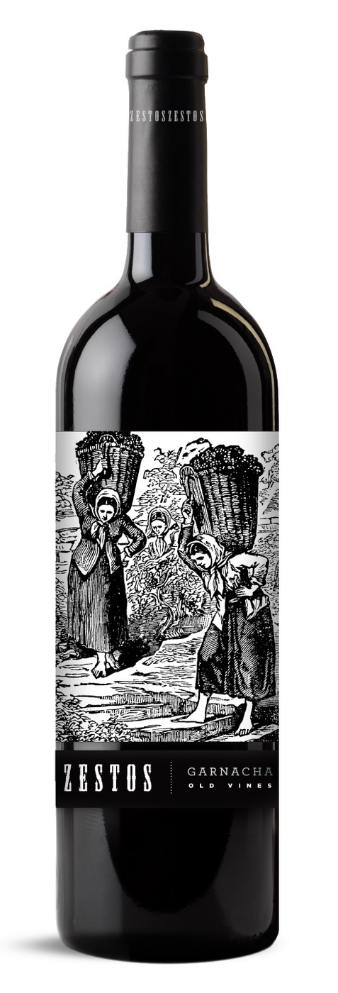 Mörk flaska med svart kapsel och en etikett med en svartvit illustration av druvplockare som bär korgar, samt ett svart band med texten Zestos Garnacha Old Vines. Zestos Old Vine Garnacha, flaska. Mörk flaska med svart kapsel och en etikett med en svartvit illustration av druvplockare som bär korgar, samt ett svart band med texten Zestos Garnacha Old Vines.